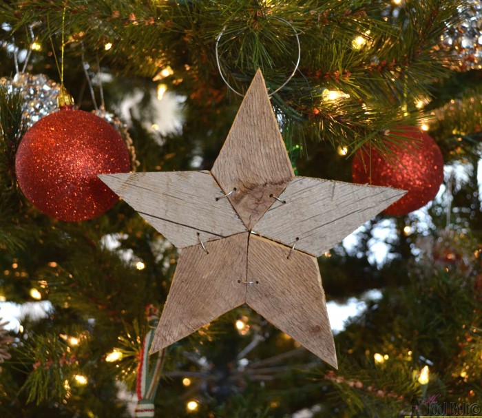 Easily add natural elements into your Christmas decor with these simple patchwork rustic stars. Free pattern and tutorial.
