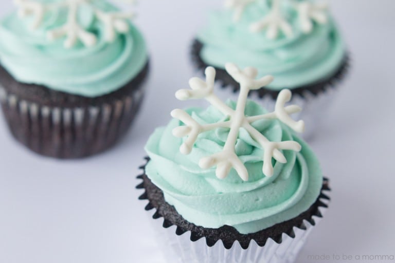 Simple Snowflake Cupcakes