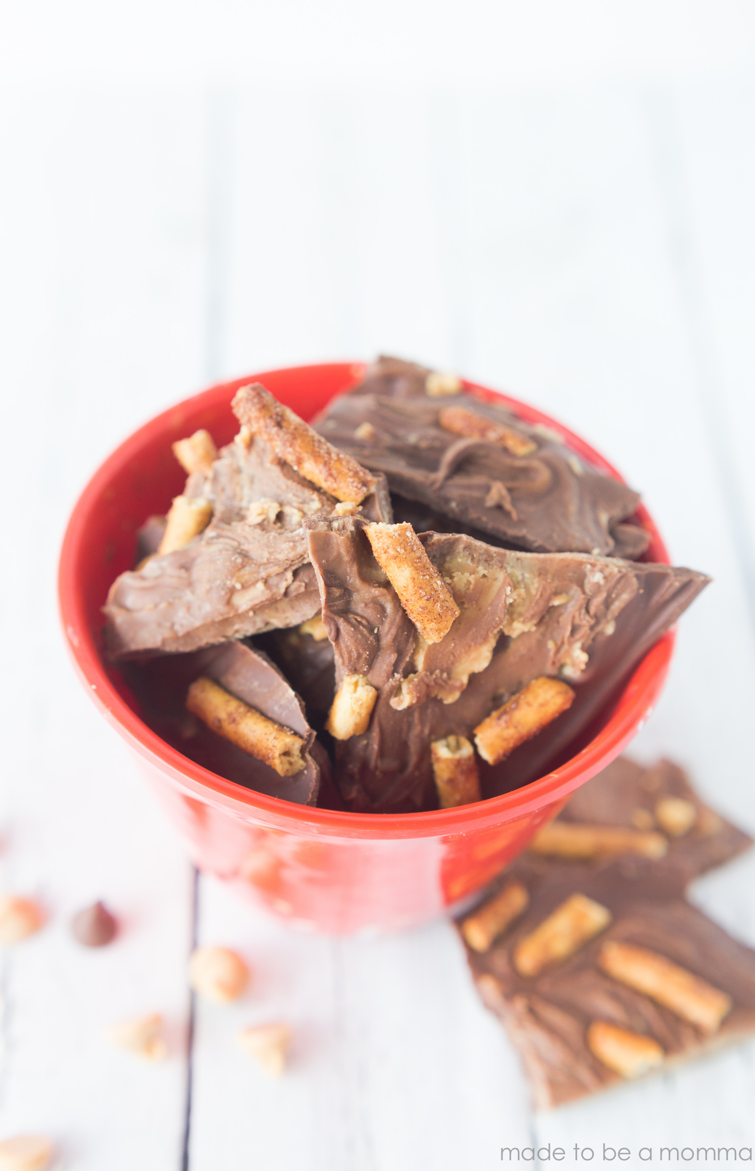 This Chocolate & Peanut Butter Pretzel Bark is simple and delicious! Who doesn't love the mix of chocolate and peanut butter?