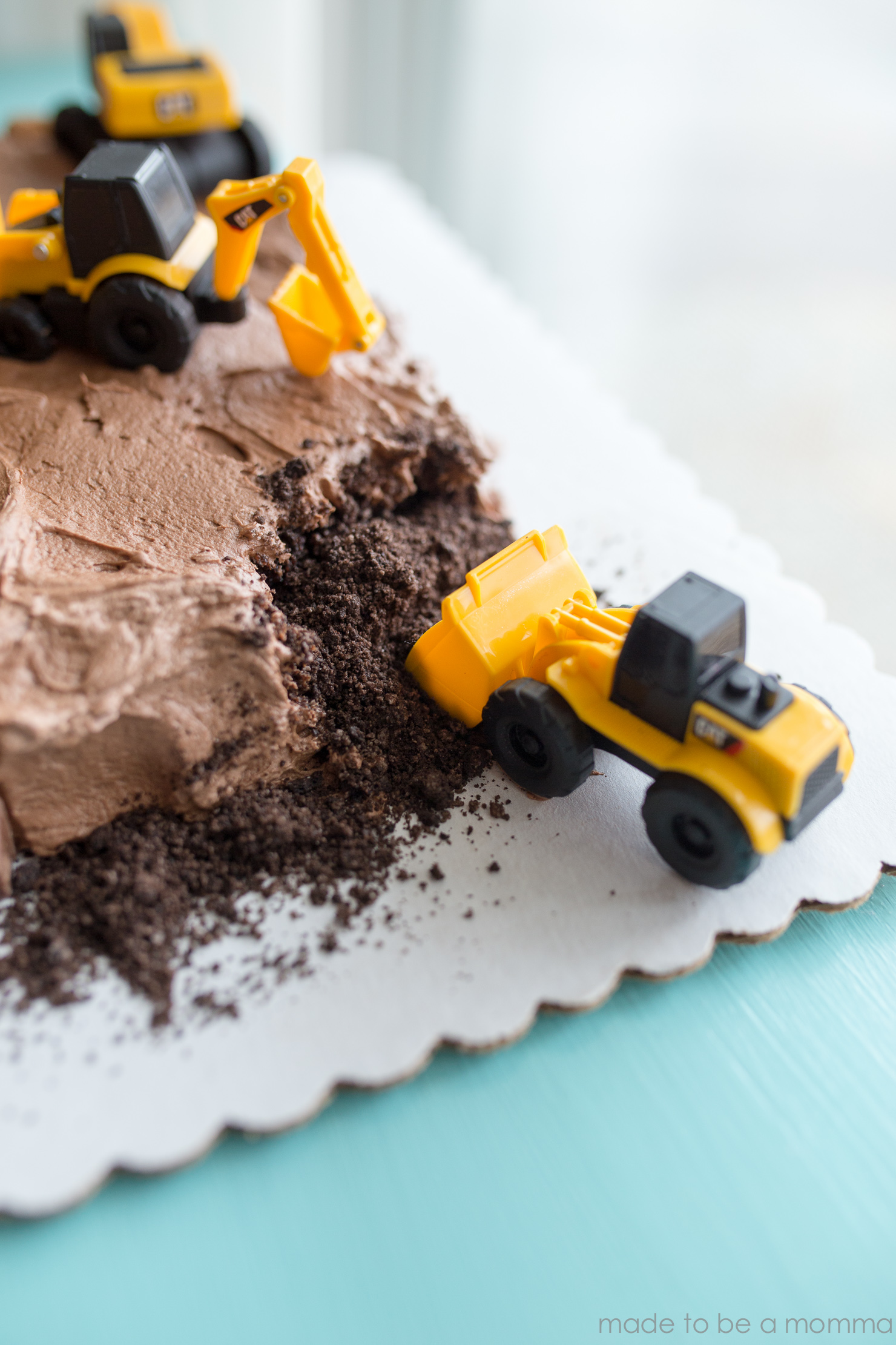 Construction Candy Cake: the perfect simple cake that any boy will love!