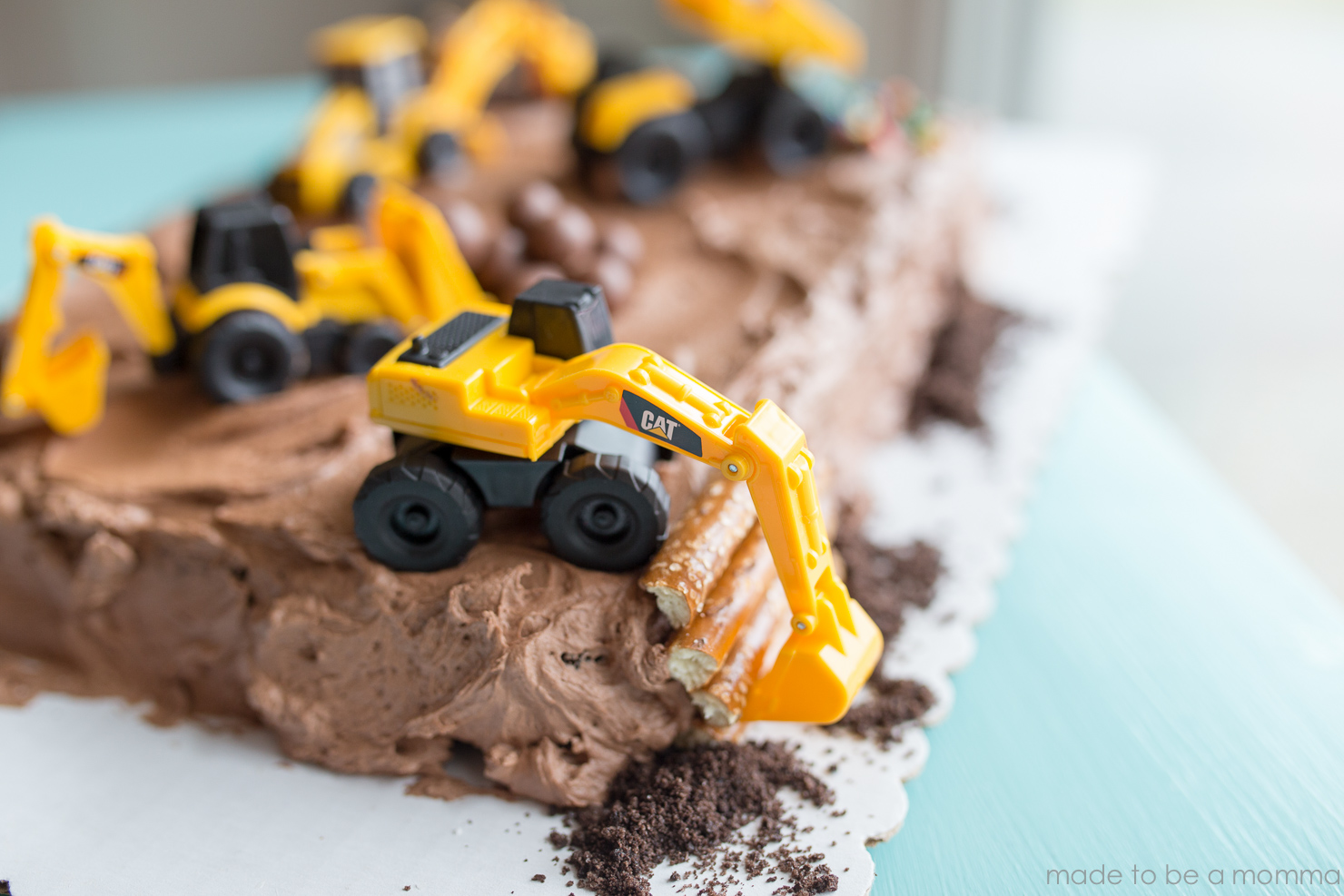 Construction Candy Cake: the perfect simple cake that any boy will love!