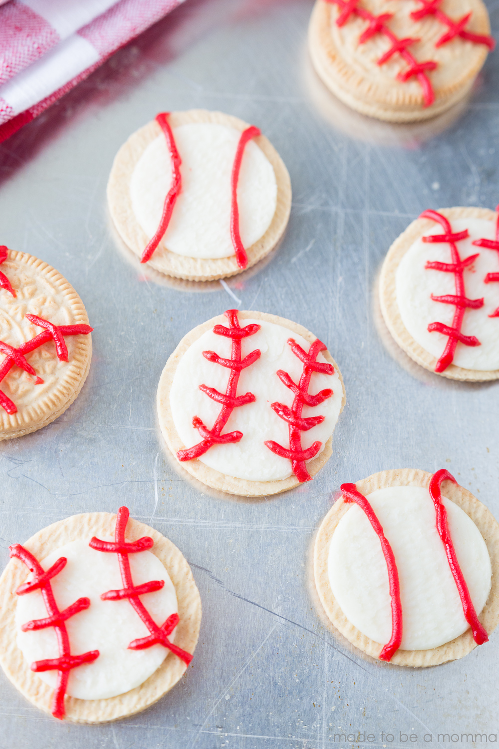 Baseball Oreo Cookies: a fun summer kids treat to celebrate t-ball and baseball season!