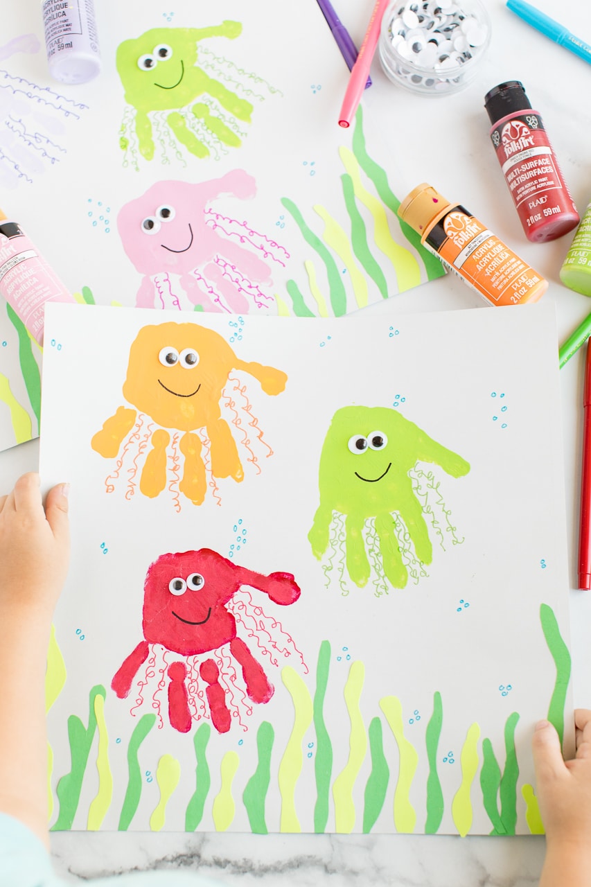 Kids Handprint Jellyfish Art: celebrate summer with this fun handprint kids craft!