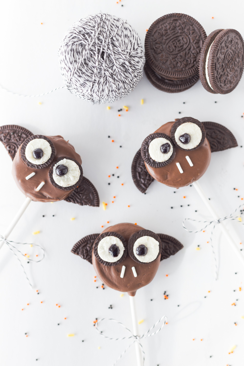 Oreo Bat Cookie Sticks: a friendly halloween treat that the kids will love! www.madetobeamomma.com
