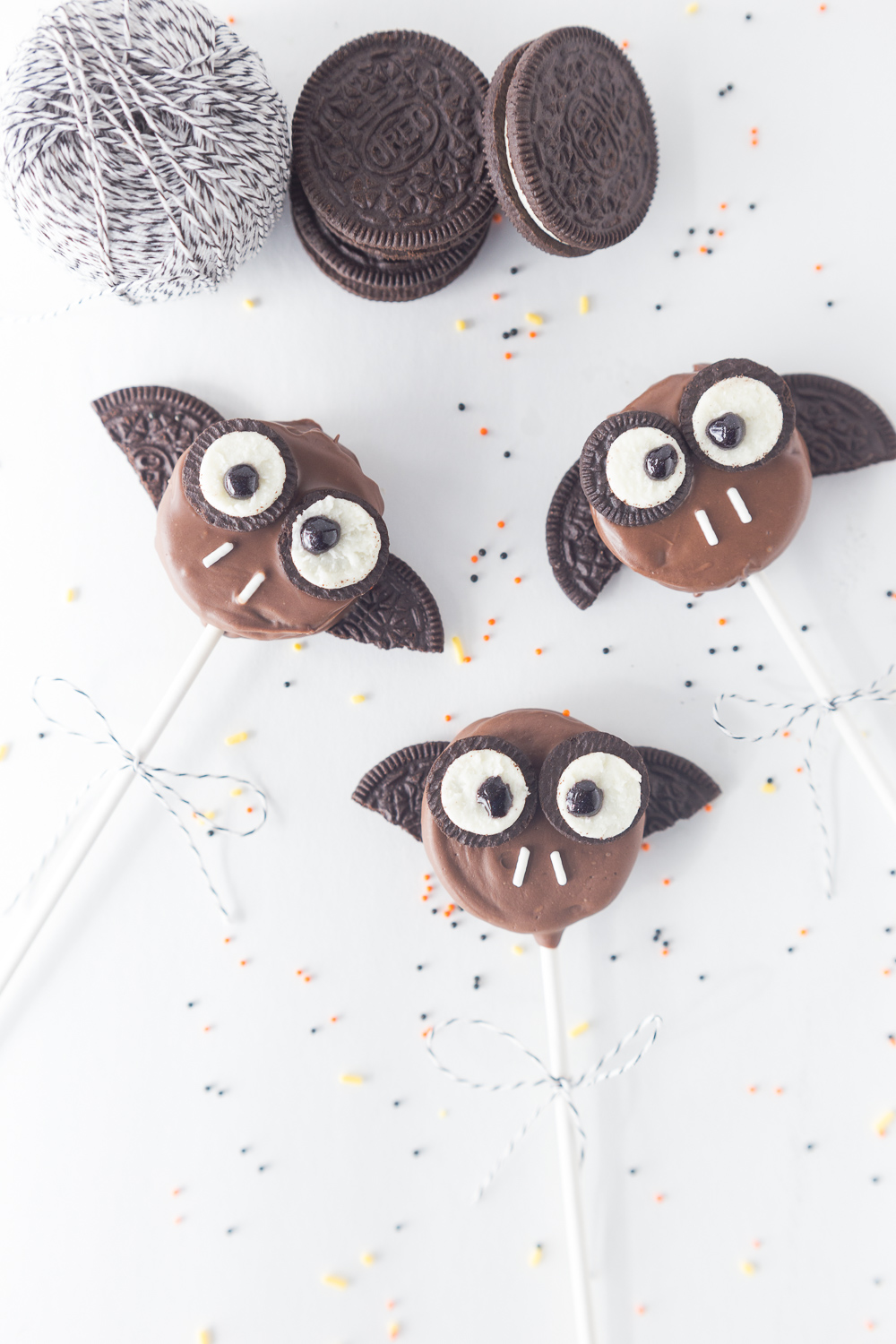 Oreo Bat Cookie Sticks: a friendly halloween treat that the kids will love! www.madetobeamomma.com