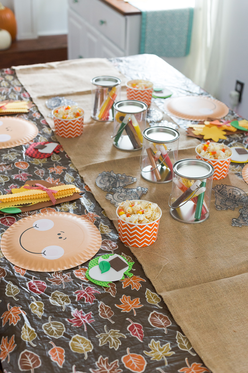 Fall Kids Craft Party: welcome the cooler weather with a day filled of crafts just for the kids! Scarecrows, apples and treats make this party one the kids will love!