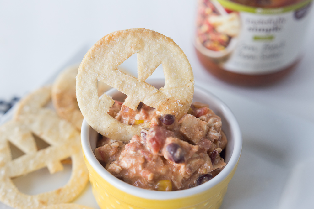 Jack-O-Lantern Tortilla Chips & Salsa Dip: a delicious treat that is perfect for family night or a fun halloween party! 