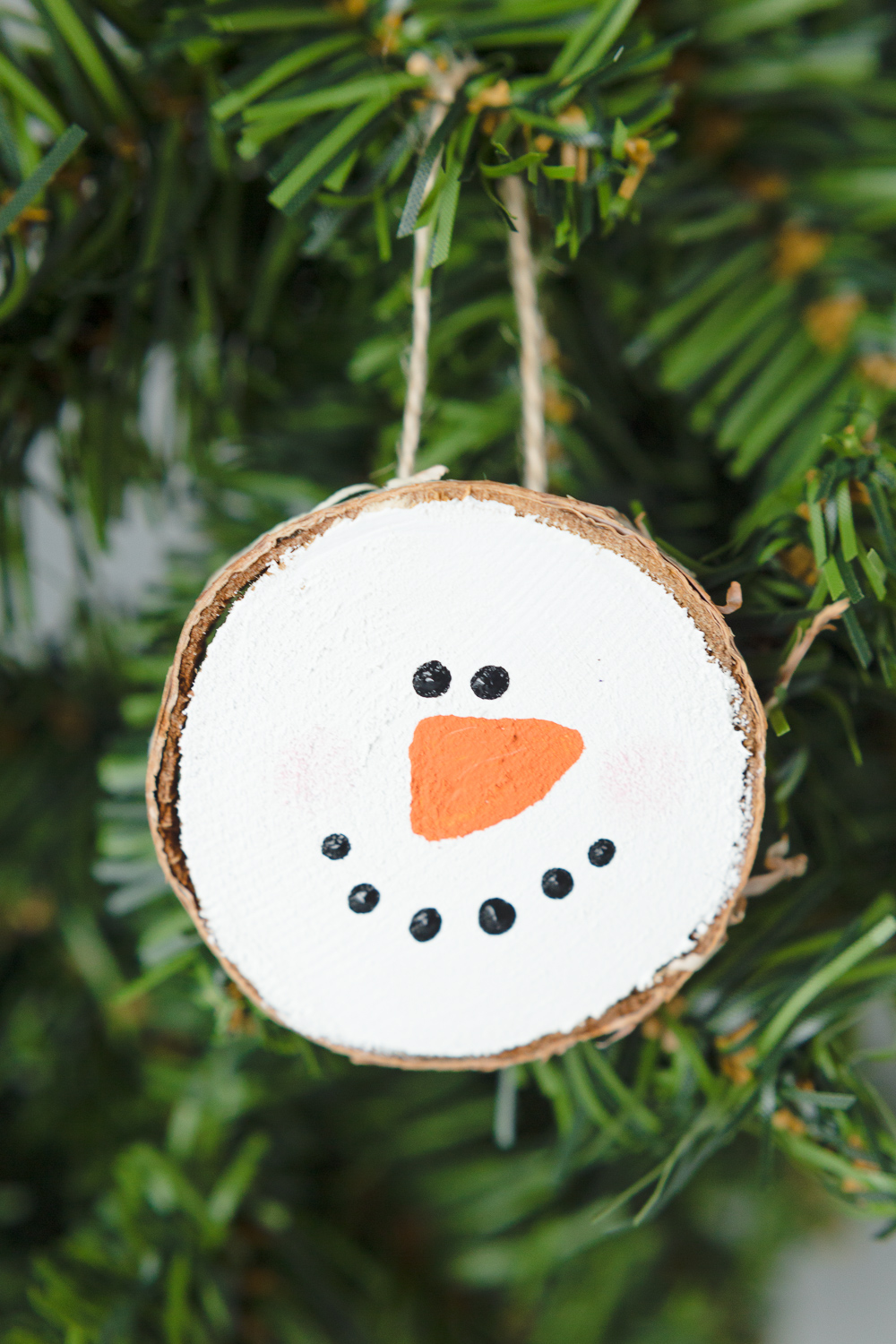 Wood Slice Ornaments: the perfect 30 minutes gift idea that your loved ones will enjoy year after year. 