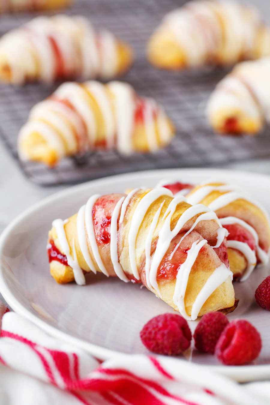 Raspberry Crescent Rolls: a delicious sweet dessert that is quick to prepare and uses pre-made crescent rolls and delicious raspberry jam. 