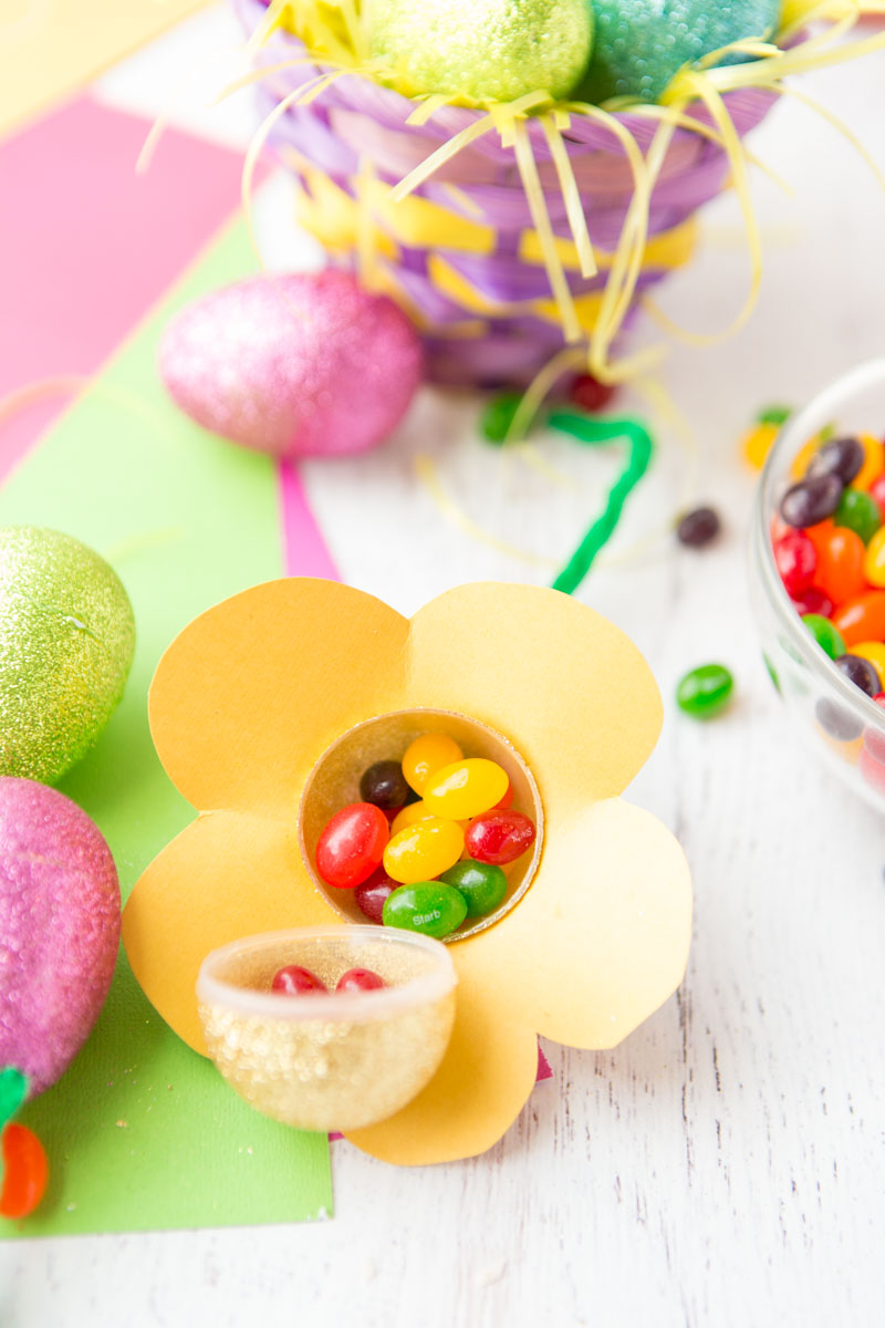 Easter Egg Candy Flowers: a pretty and yummy decor idea that is perfectly festive for your Easter dinner table. 