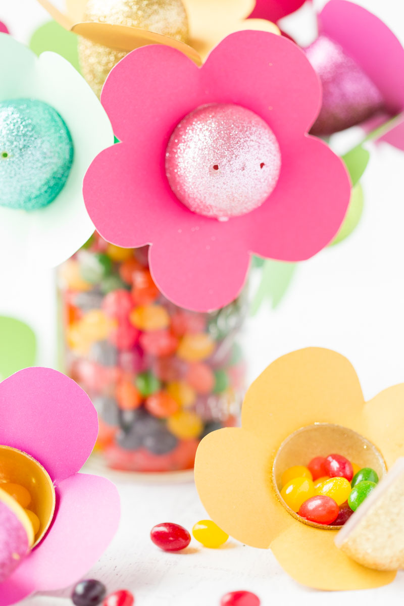 Easter Egg Candy Flowers: a pretty and yummy decor idea that is perfectly festive for your Easter dinner table. 
