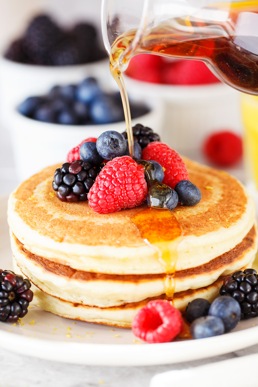 Lemon Ricotta Pancakes: a lighter breakfast pancake that is bursting with a lemon flavor! Serve with a side of scrambled eggs and fresh fruit for a delicious way to wake up! #weightwatchers