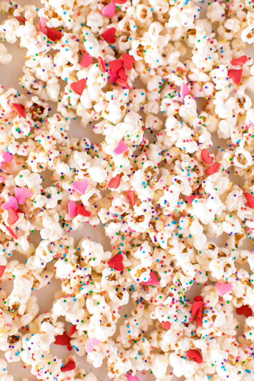 Valentine's Day White Chocolate Popcorn: a delicious and sweet popcorn treat that is great as a Valentine's Day Gift with free printable tags! Great for classrooms!