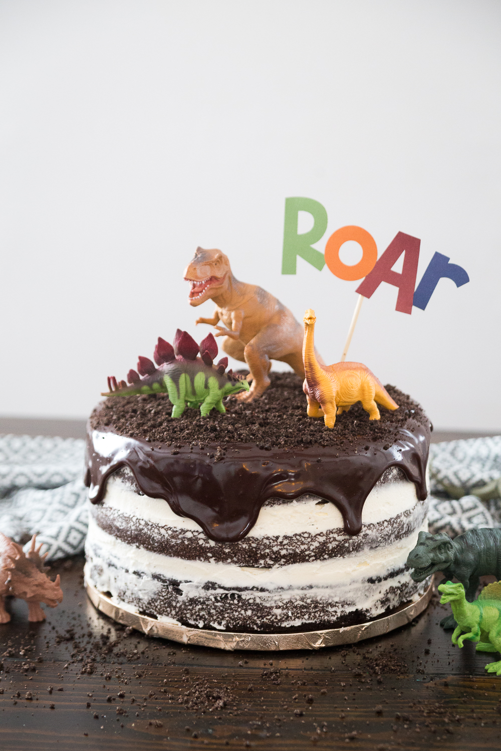 Dinosaur Cake: a simple and fun step by step tutorial to make you own dinosaur cake that is perfect for any dino lover!