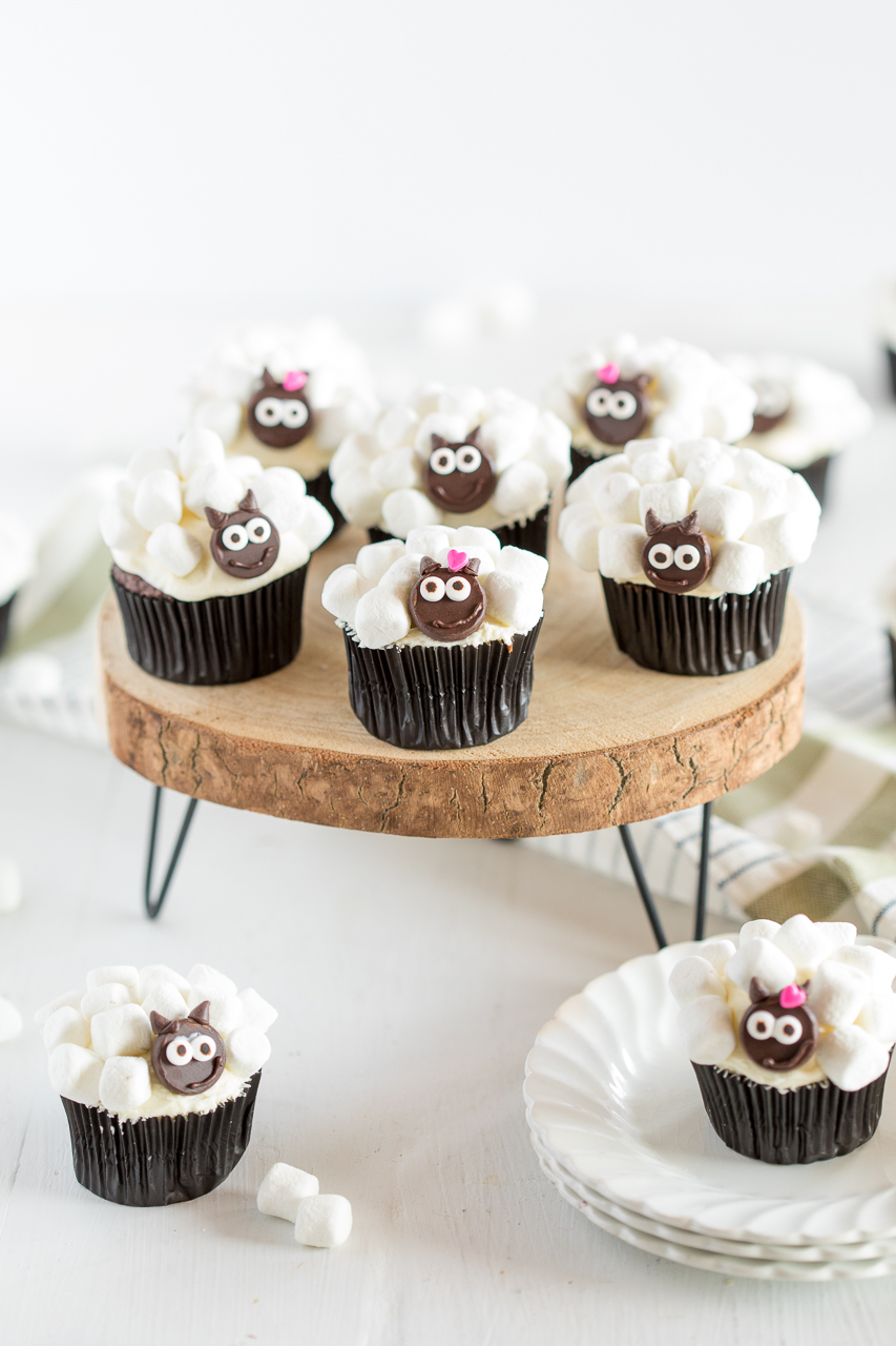 Marshmallow Sheep Cupcakes: a simple springtime food craft the kids will love to make and eat! Chocolate cupcakes, mini marshmallows and mini chocolate chips are the main ingredients for these Easter friendly sheep cupcakes. 