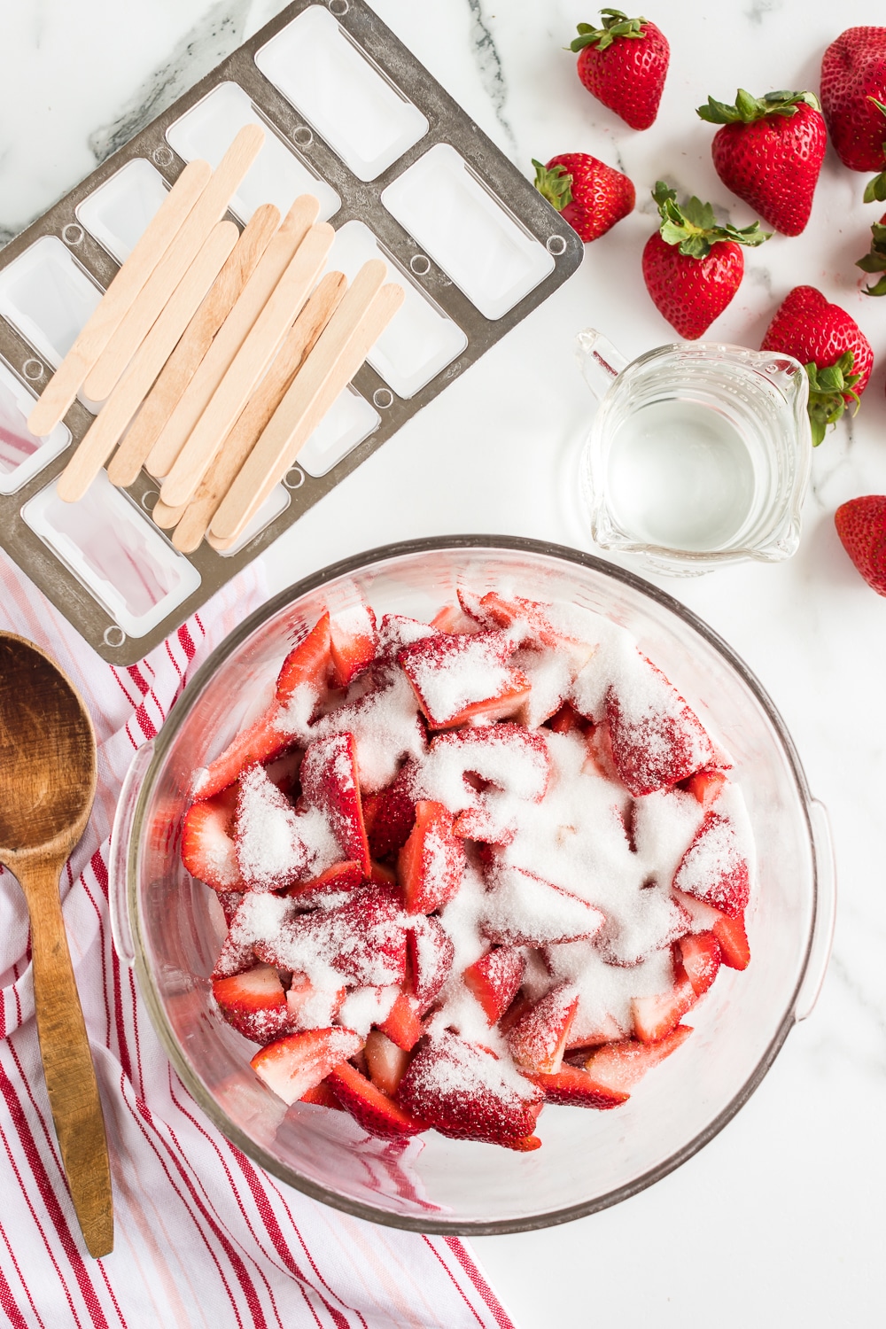 Strawberry popsicles with fresh or frozen strawberries